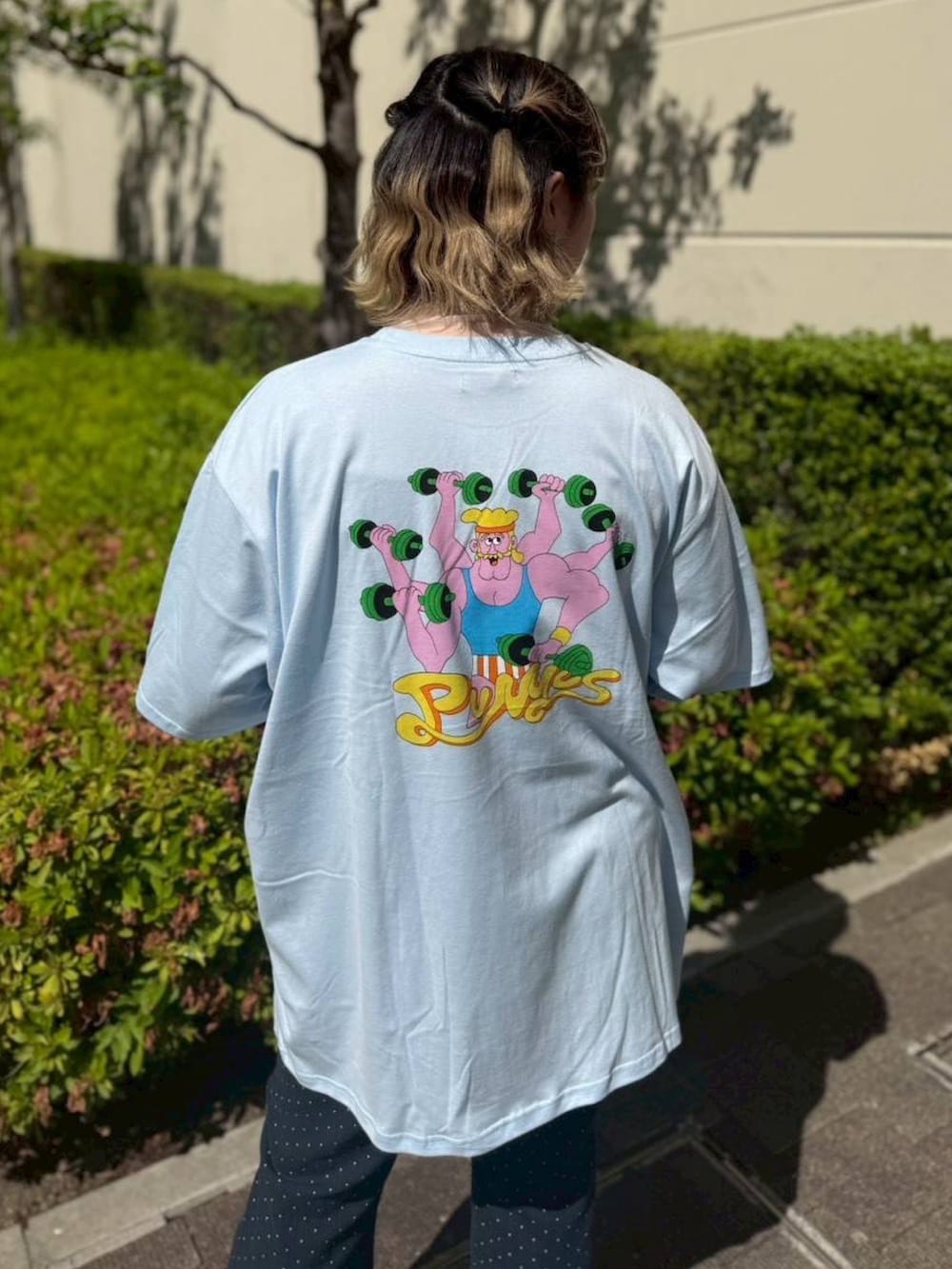 ブルー系のデニムパンツ、ブルー系のTシャツ/カットソー、ホワイト系のTシャツ/カットソーを着用したレディースの春コーディネートの5枚目の写真