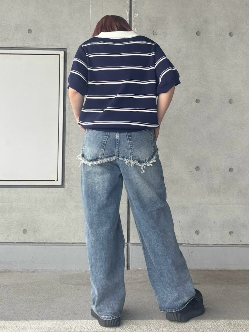 ブルー系のデニムパンツ、ブルー系のポロシャツを着用したレディースの夏コーディネートの4枚目の写真