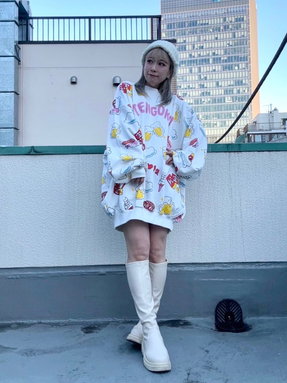 ホワイト系のスウェット、ホワイト系のニットキャップ/ビーニーを着用したレディースの冬コーディネートの2枚目の写真