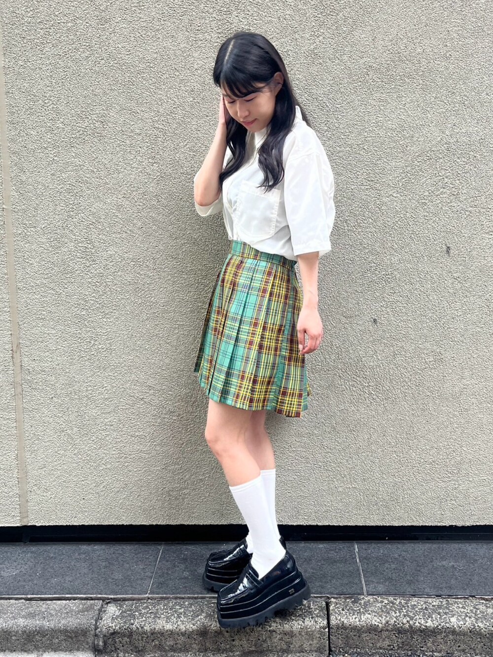 グリーン系のスカート、ホワイト系のシャツ/ブラウスを着用したレディースの夏コーディネートの3枚目の写真