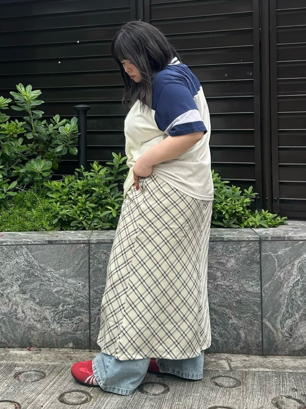 ベージュ系のスカート、ブルー系のTシャツ/カットソー、ブルー系のデニムパンツを着用したレディースの夏コーディネートの4枚目の写真