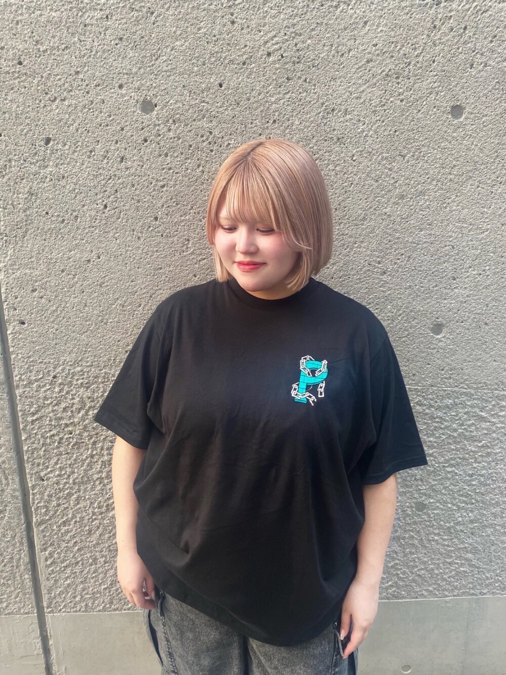 ブラック系のTシャツ/カットソー、ブラック系のデニムパンツを着用したレディースの秋コーディネートの3枚目の写真