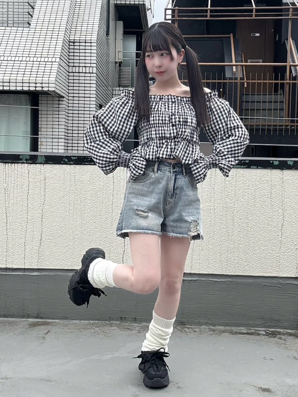 ブラック系のシャツ/ブラウス、ブルー系のデニムパンツを着用したレディースの春コーディネートの3枚目の写真