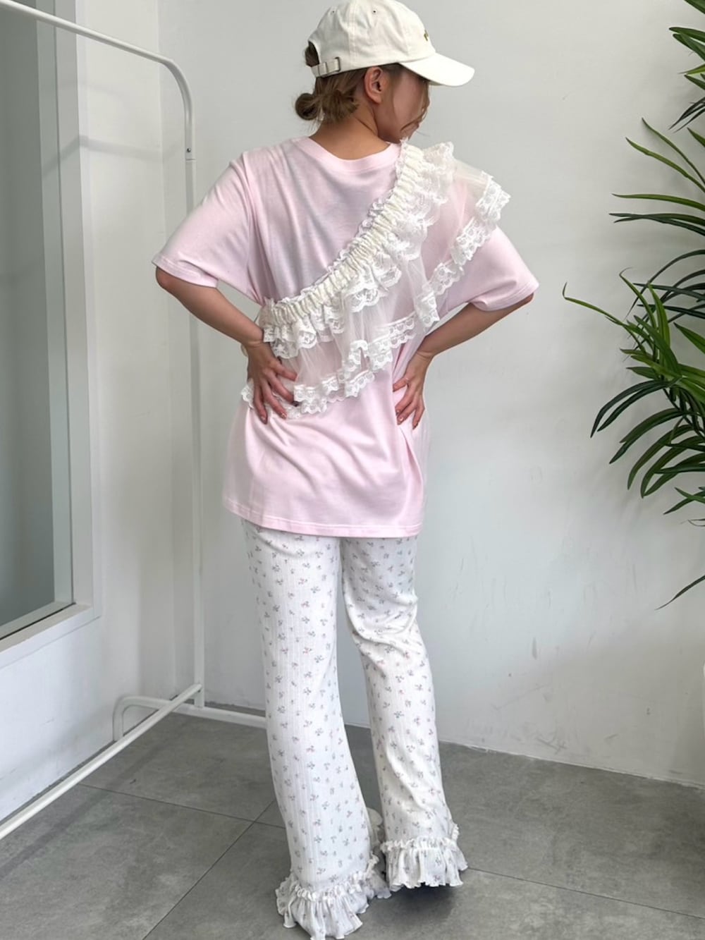 ピンク系のTシャツ/カットソー、ホワイト系のスカート、ホワイト系のその他パンツを着用したレディースの夏コーディネートの5枚目の写真