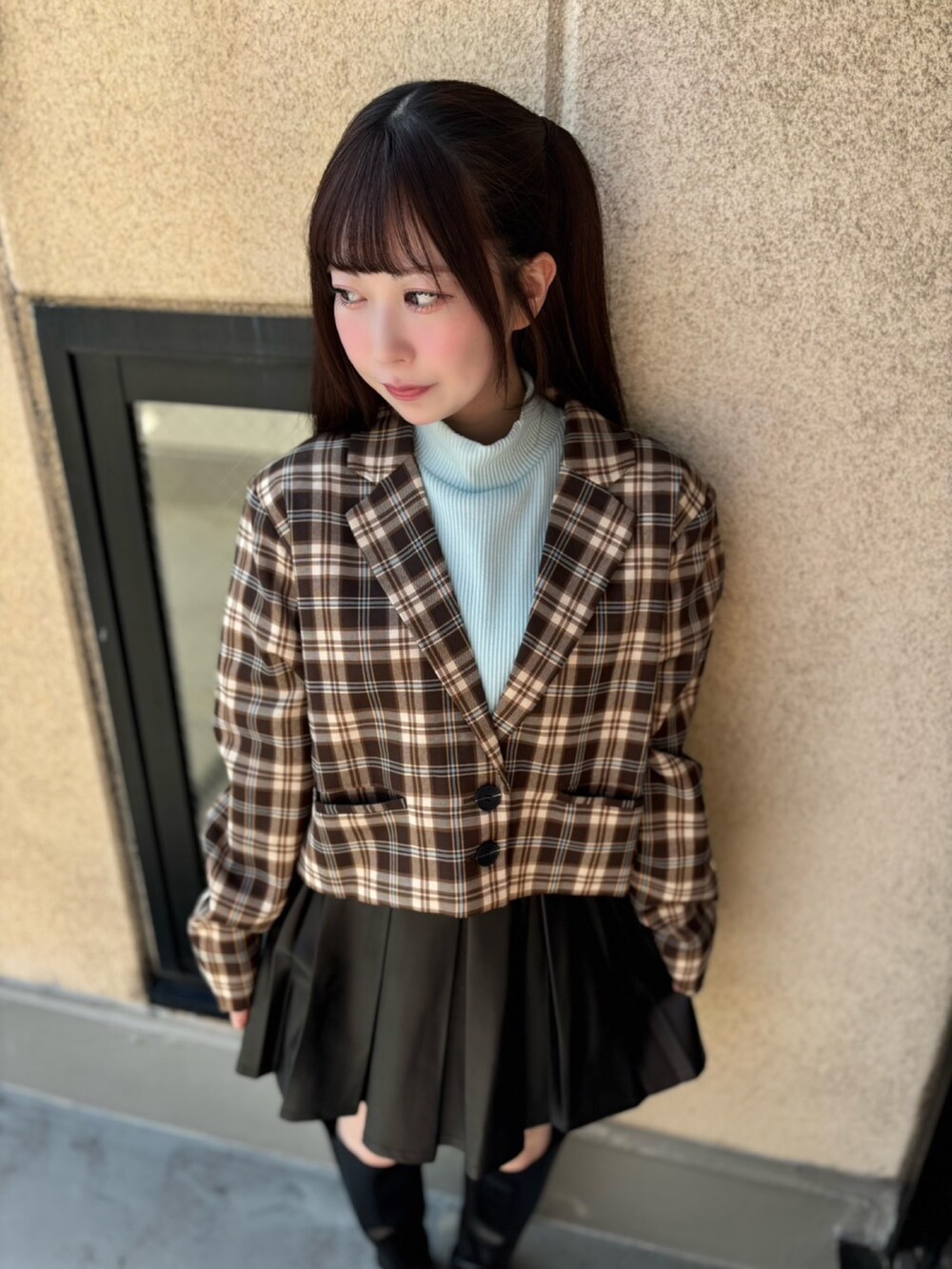 ブラウン系のテーラードジャケット、ブラック系のスカート、ブルー系のTシャツ/カットソーを着用したレディースの秋コーディネートの4枚目の写真