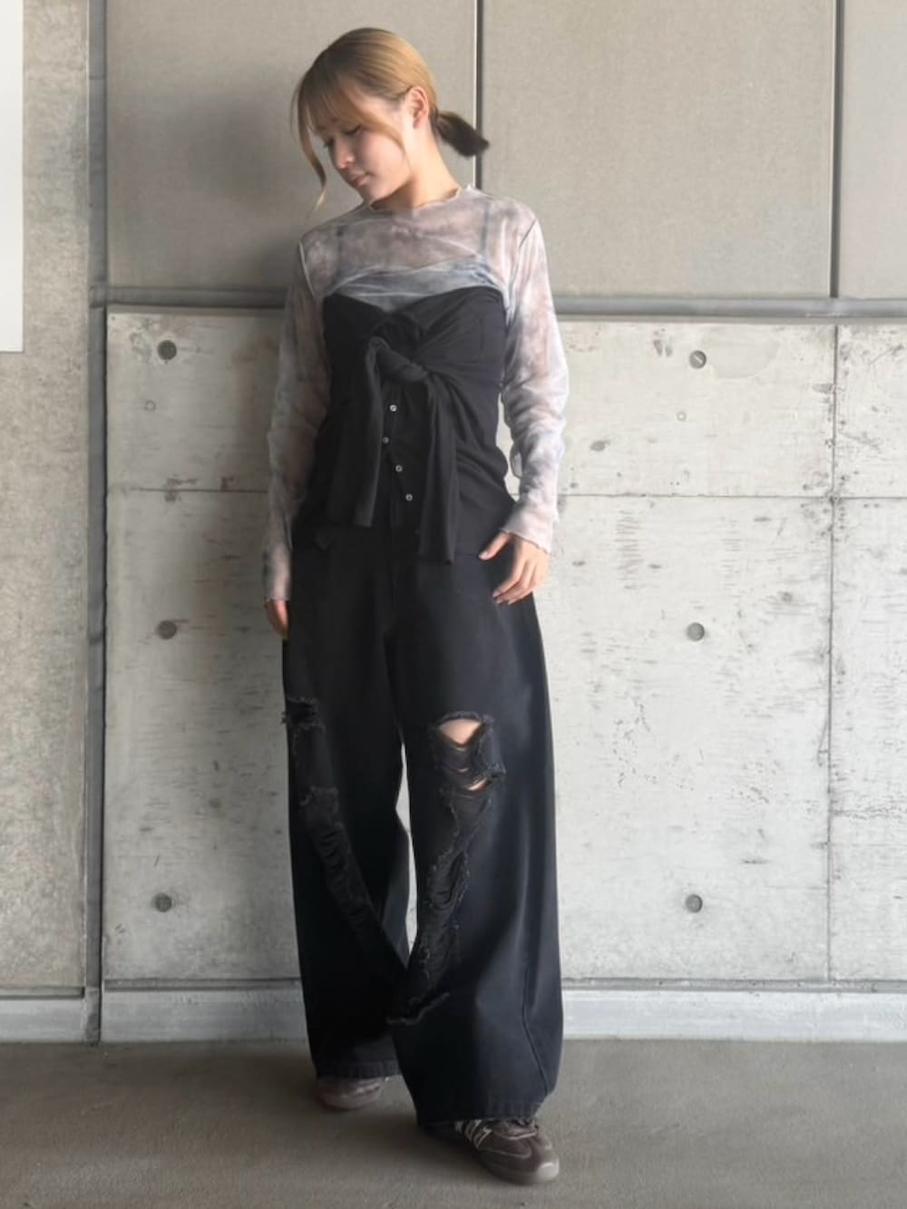 ブラック系のデニムパンツ、ブラック系のカーディガン/ボレロ、グレー系のTシャツ/カットソーを着用したレディースの夏コーディネートの2枚目の写真