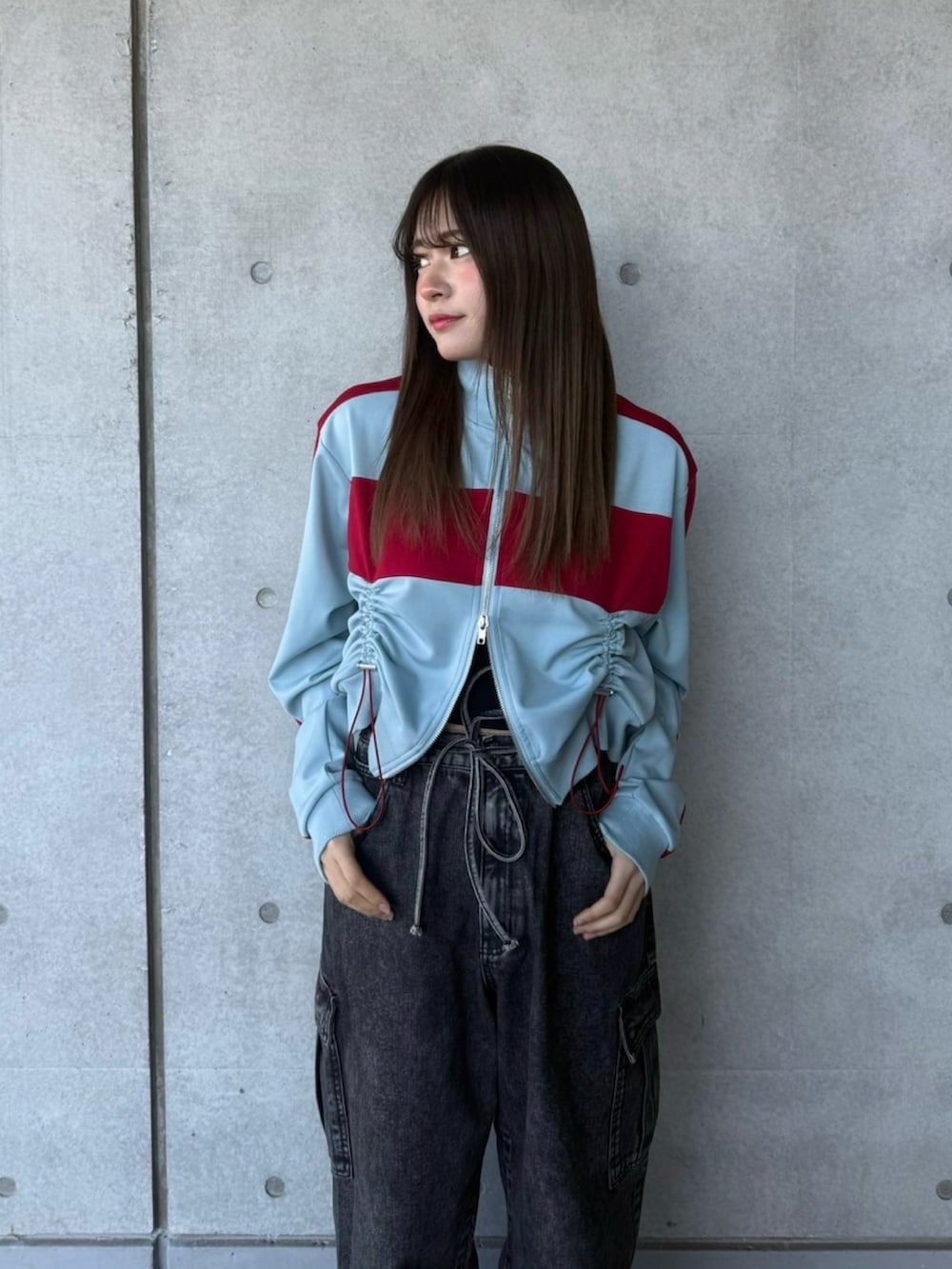 ブラック系のデニムパンツ、ブルー系のジャージを着用したレディースの春コーディネートの3枚目の写真