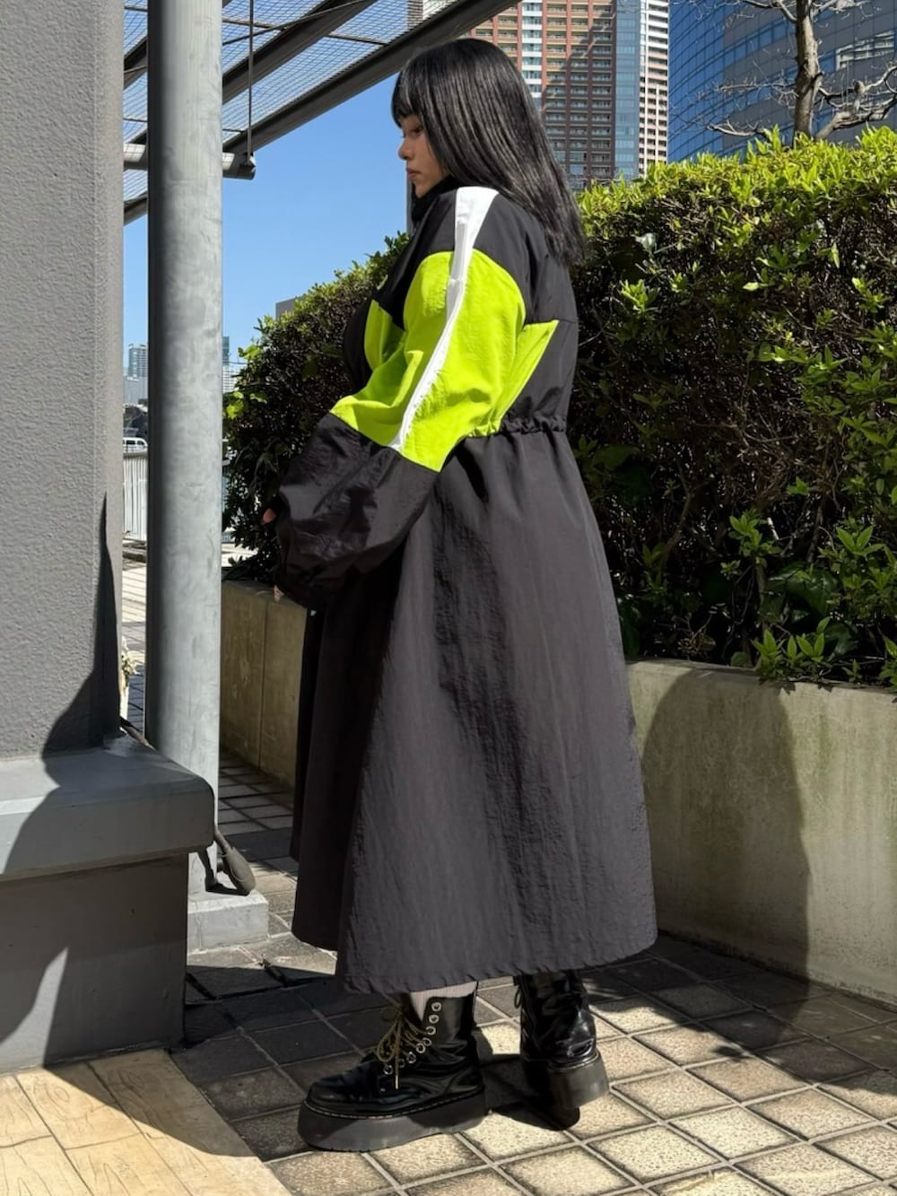 ブラック系のワンピースを着用したレディースの春コーディネートの3枚目の写真