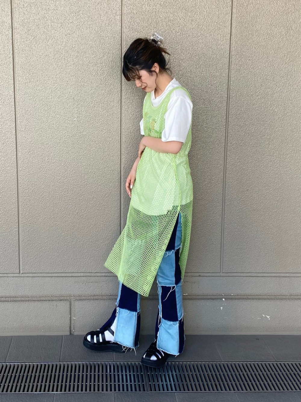 グリーン系のワンピース、ホワイト系のTシャツ/カットソー、ブルー系のデニムパンツを着用したレディースの夏コーディネートの2枚目の写真