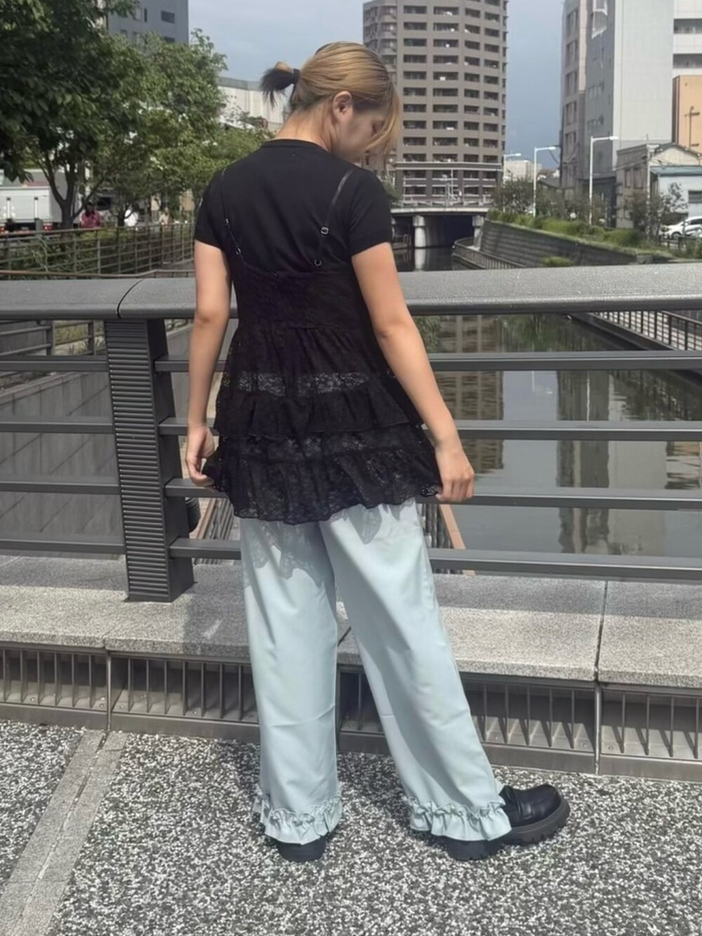 ブルー系のその他パンツ、ブラック系のワンピース、ブラック系のニット/セーターを着用したレディースの夏コーディネートの5枚目の写真