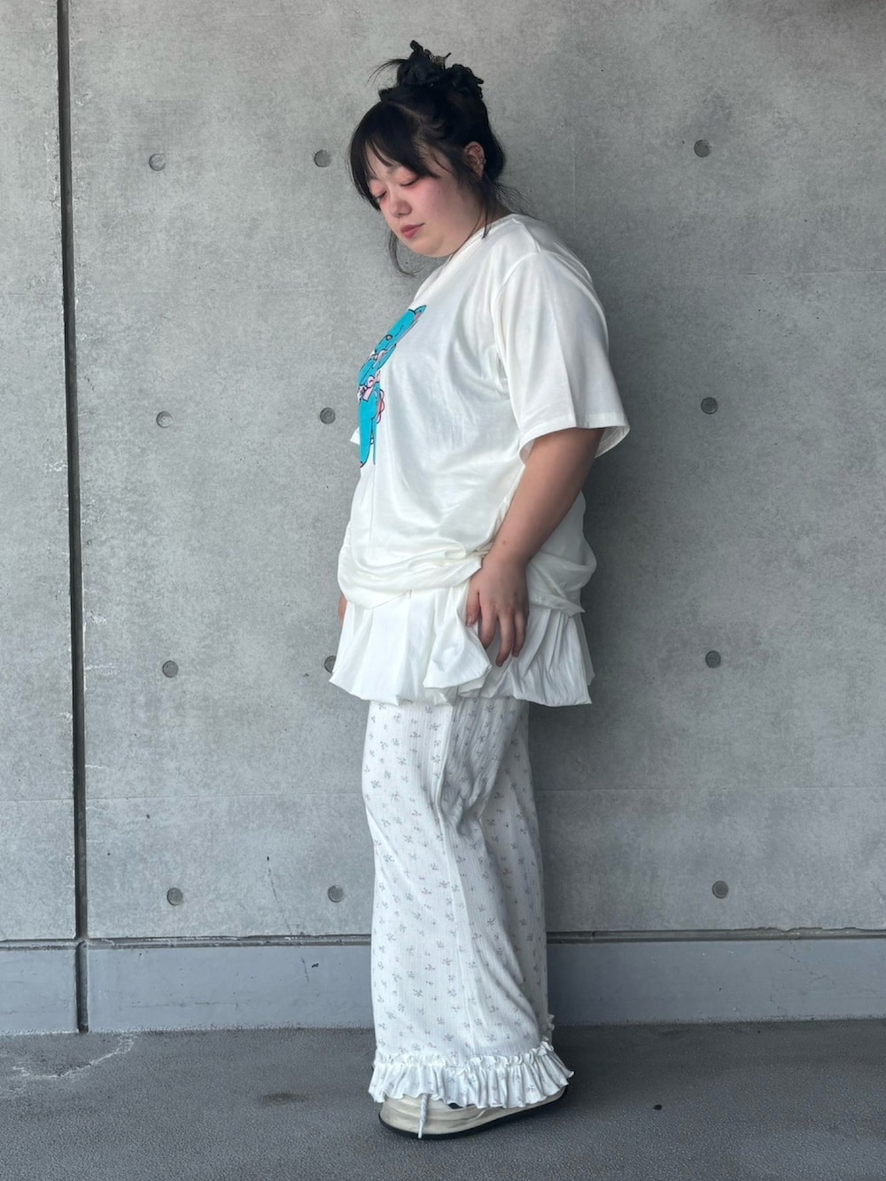 ホワイト系のTシャツ/カットソー、ホワイト系のその他パンツ、ホワイト系のスカートを着用したレディースの夏コーディネートの3枚目の写真