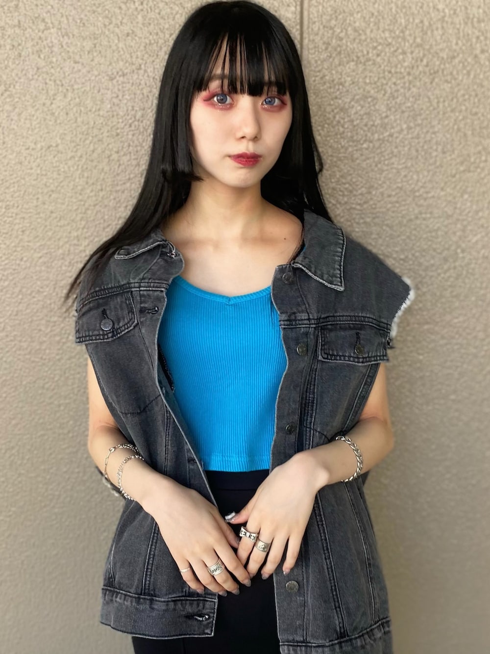 ブラック系のサンダル、ブラック系のスカート、ブルー系のタンクトップを着用したレディースの夏コーディネートの3枚目の写真