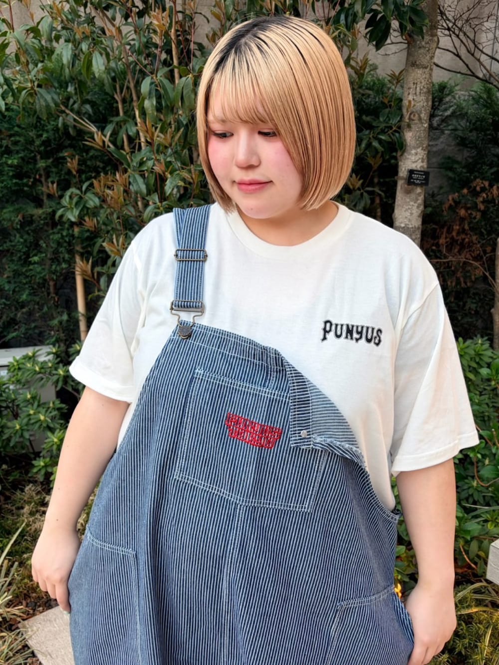 その他のサロペット/オーバーオール、ブルー系のジャージ、ホワイト系のTシャツ/カットソーを着用したレディースの春コーディネートの5枚目の写真
