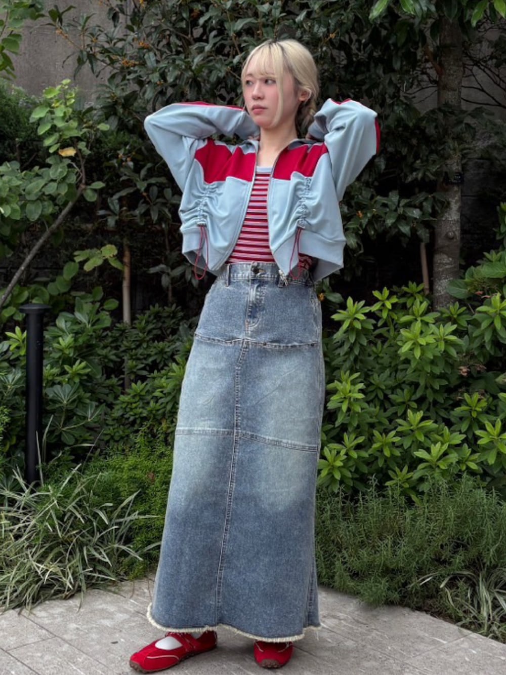 ブルー系のスカート、ブルー系のジャージ、レッド系のTシャツ/カットソーを着用したレディースの秋コーディネートの5枚目の写真