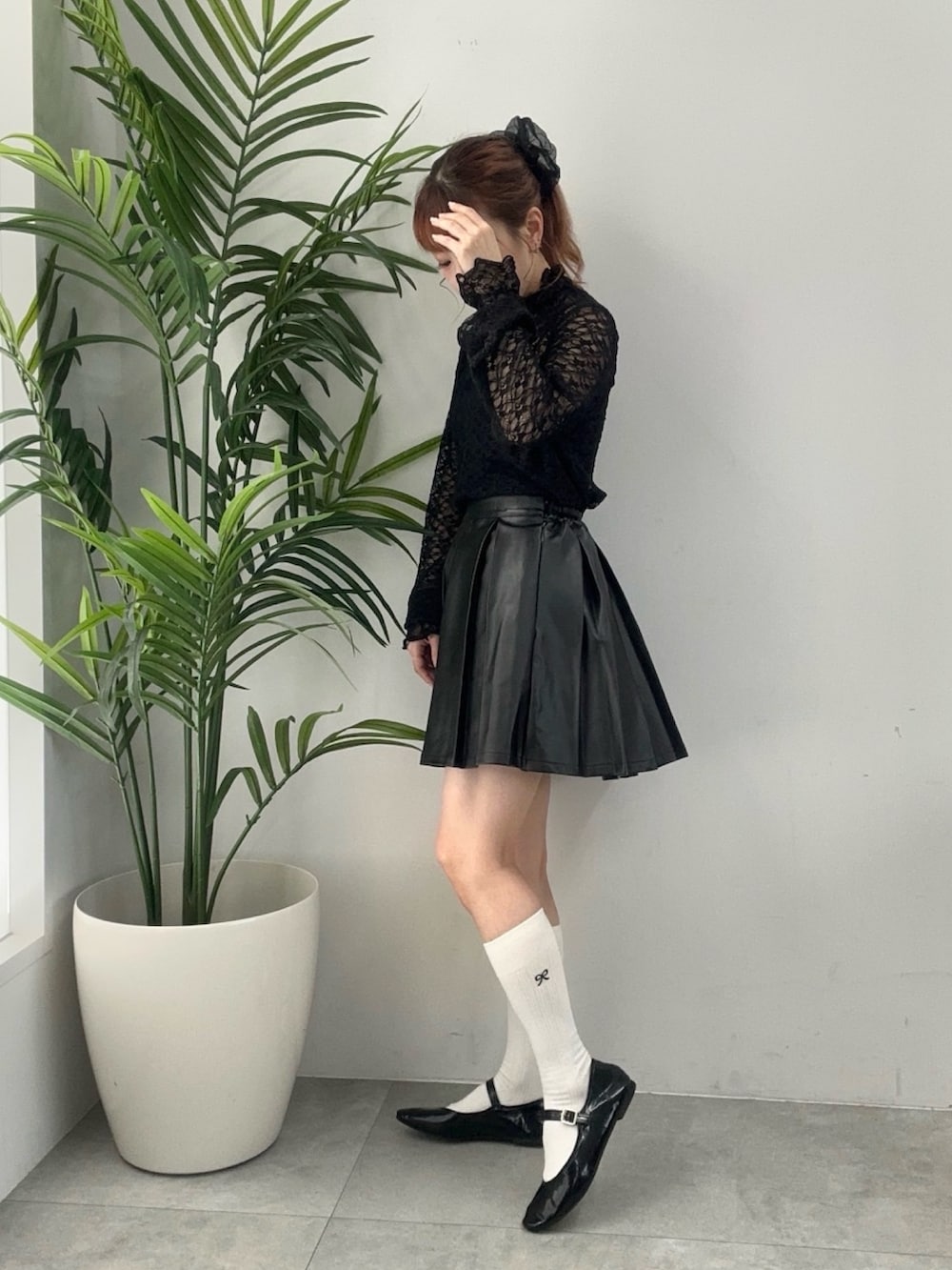 ブラック系のTシャツ/カットソー、ブラック系のスカートを着用したレディースの夏コーディネートの4枚目の写真