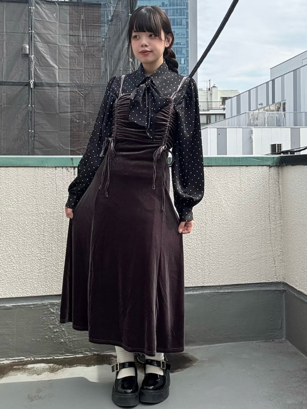 グレー系のワンピース、ブラック系のシャツ/ブラウスを着用したレディースの春コーディネートの2枚目の写真