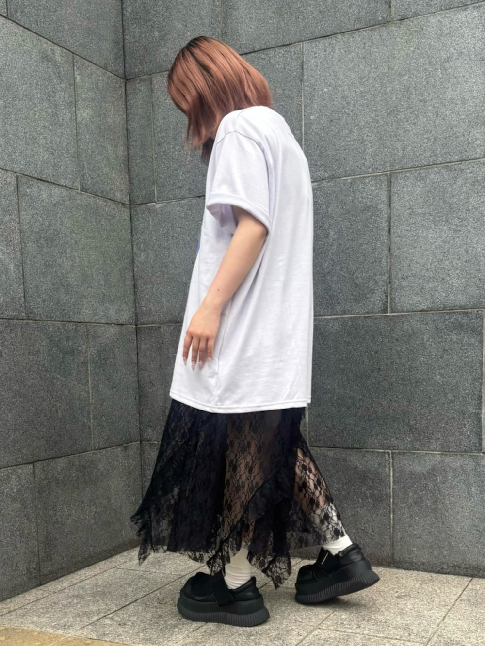 ホワイト系のTシャツ/カットソー、ブラック系のスカート、ブルー系のデニムパンツを着用したレディースの夏コーディネートの3枚目の写真