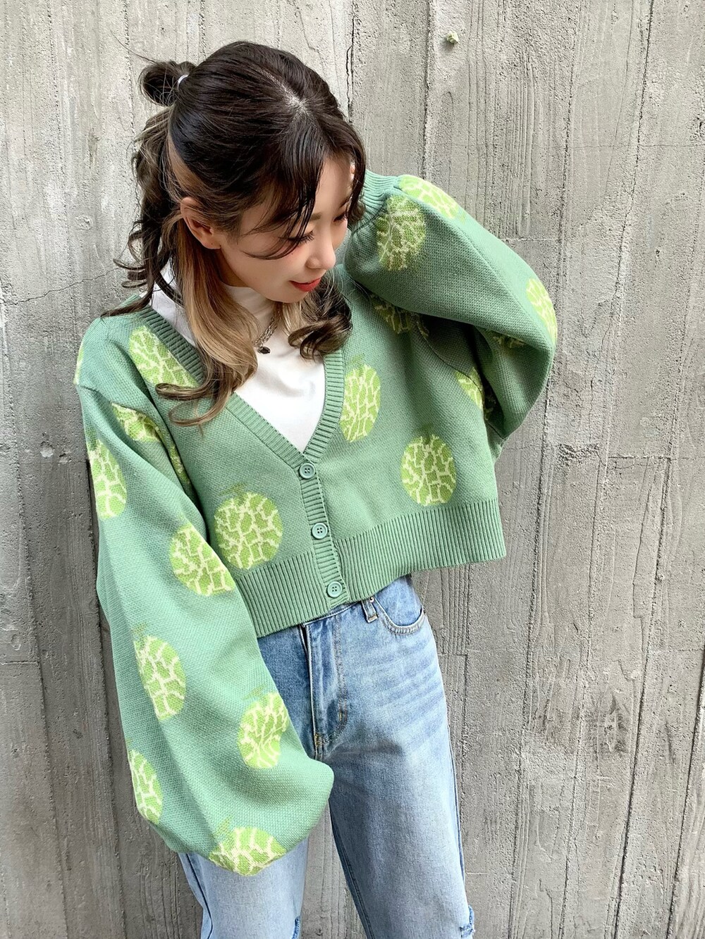 ブルー系のデニムパンツ、グリーン系のカーディガン/ボレロ、ホワイト系のTシャツ/カットソーを着用したレディースの冬コーディネートの3枚目の写真