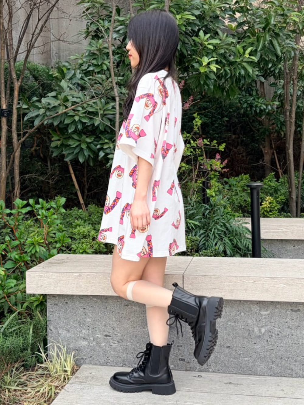 ホワイト系のTシャツ/カットソーを着用したレディースの春コーディネートの3枚目の写真