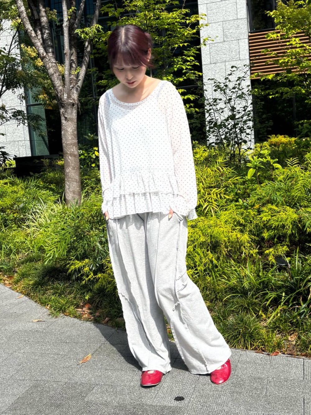 グレー系のスウェットパンツ、ホワイト系のTシャツ/カットソーを着用したレディースの夏コーディネートの2枚目の写真