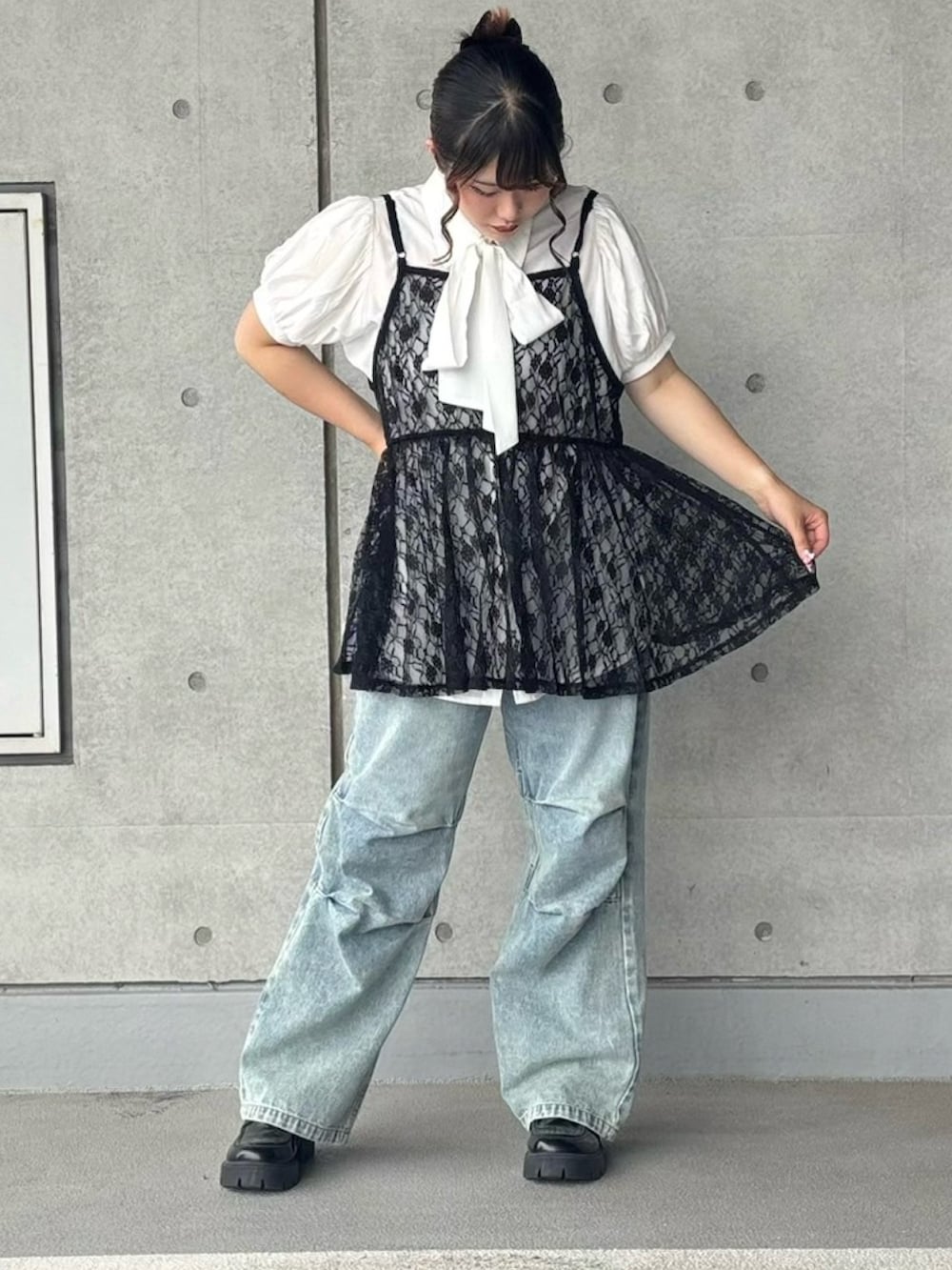 ブルー系のデニムパンツ、ホワイト系のシャツ/ブラウス、ブラック系のチュニックを着用したレディースの夏コーディネートの2枚目の写真