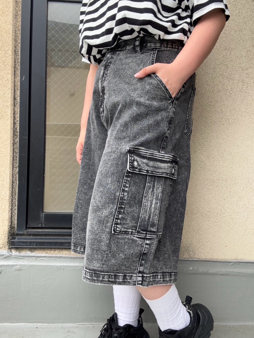 ブラック系のデニムパンツ、その他のTシャツ/カットソーを着用したレディースの春コーディネートの4枚目の写真