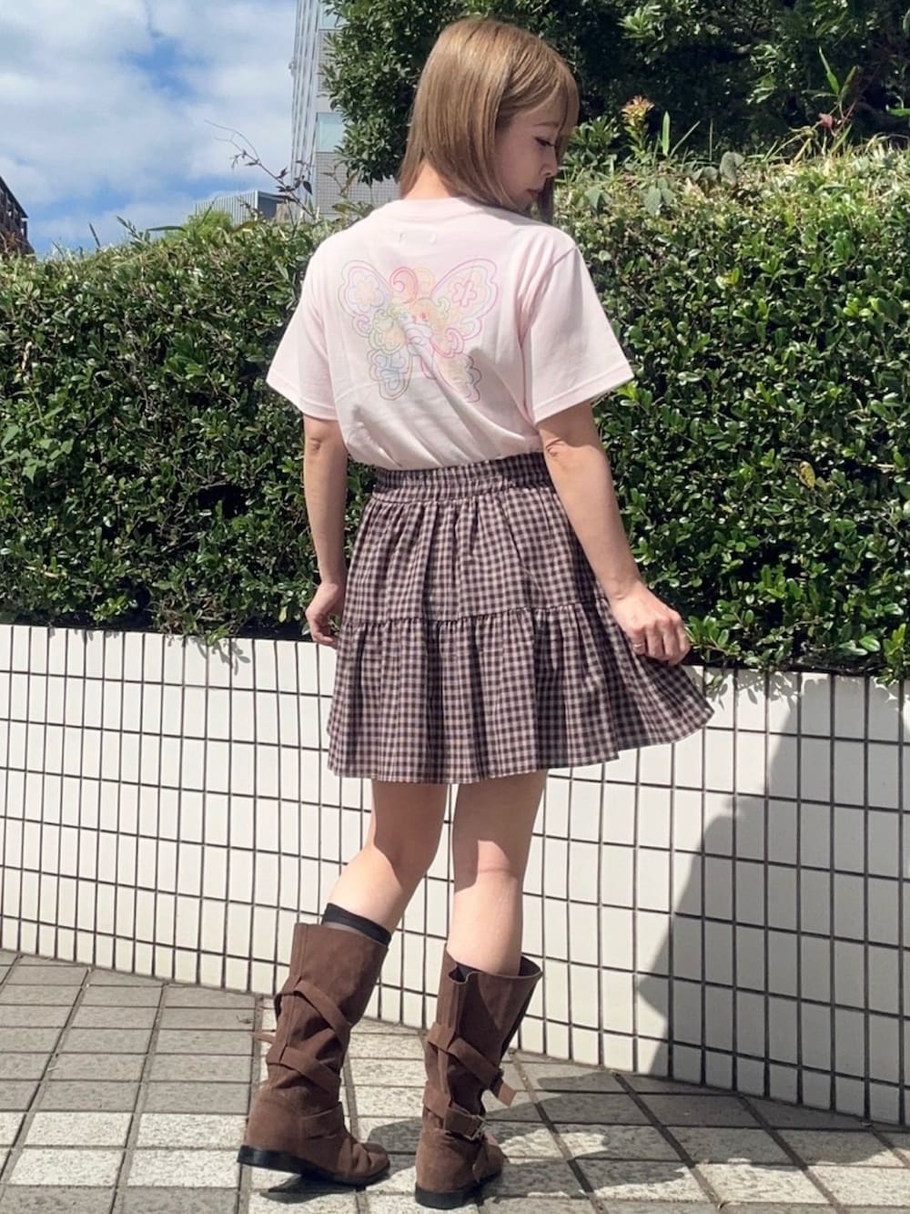 ブラウン系のスカート、ピンク系のTシャツ/カットソーを着用したレディースの夏コーディネートの3枚目の写真