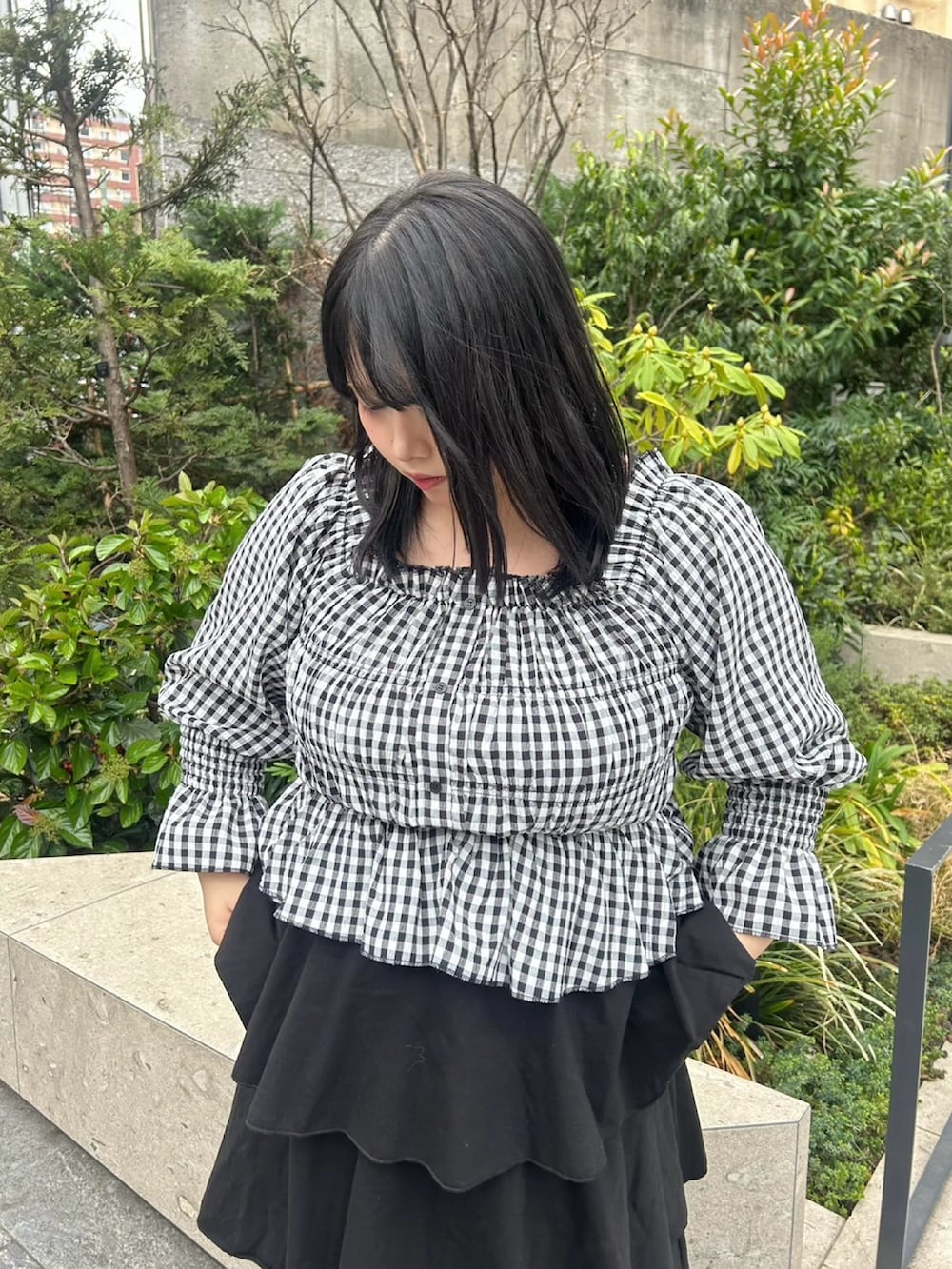 ブラック系のスカート、ブラック系のシャツ/ブラウスを着用したレディースの春コーディネートの6枚目の写真