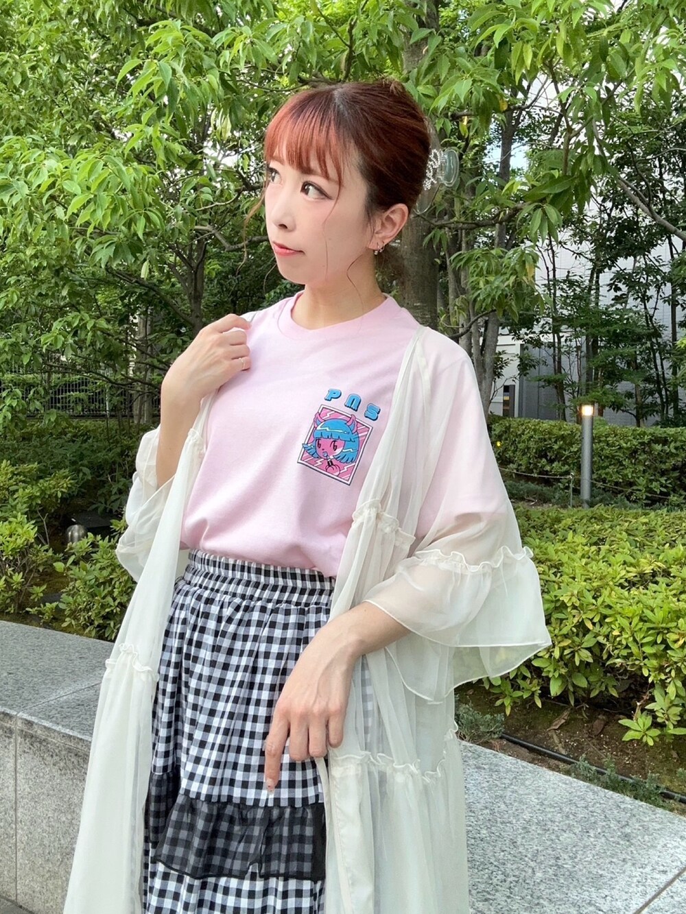 ブラック系のスカート、ホワイト系のワンピース、ピンク系のTシャツ/カットソーを着用したレディースの夏コーディネートの4枚目の写真