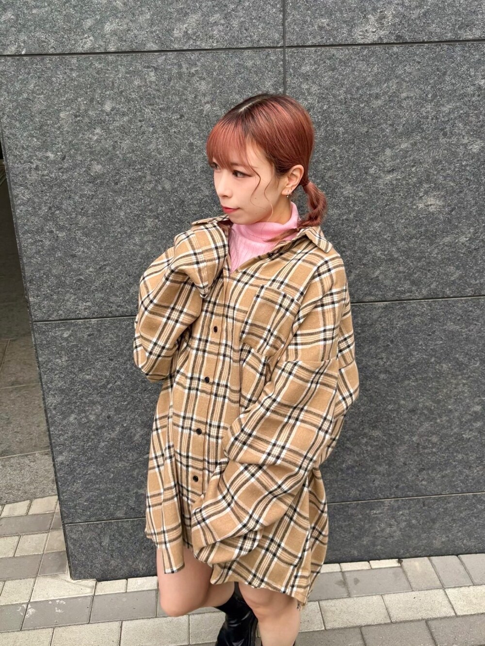 ベージュ系のシャツ/ブラウス、ピンク系のニット/セーターを着用したレディースの秋コーディネートの3枚目の写真