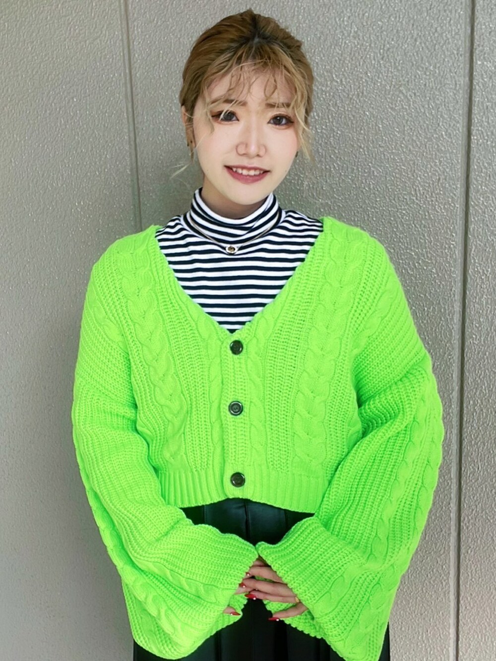 ブラック系のブーツ、ブラック系のスカート、ホワイト系のTシャツ/カットソーを着用したレディースの冬コーディネートの3枚目の写真