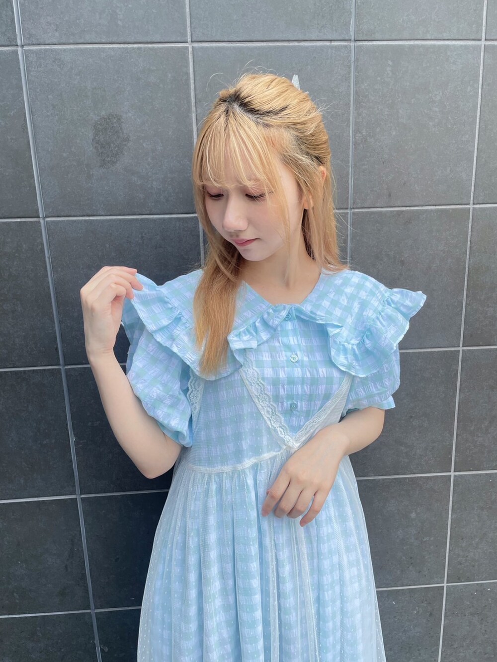 ブルー系のワンピース、ホワイト系のワンピースを着用したレディースの夏コーディネートの3枚目の写真