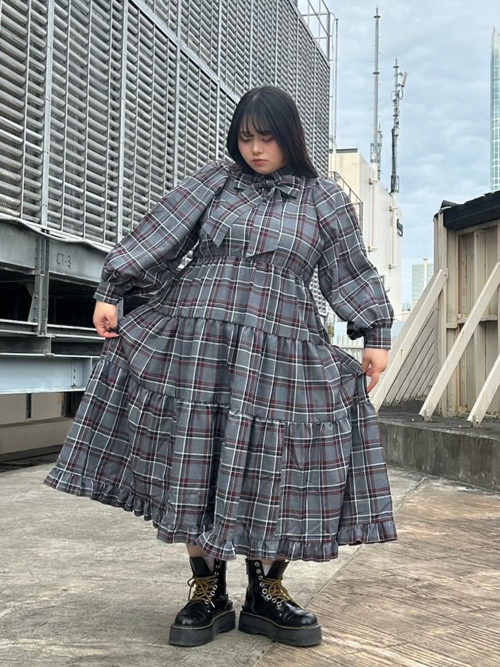 「PUNYUS、PUNYUSコーデ、punyus、渡辺直美、チェック、チェックワンピース、大人かわいい、大人可愛い、グレー、オトナ女子」｜「PUNYUSのパフスリーブティアードチェックワンピース（ワンピース、グレー系）」を使った、PUNYUS  さん（レディース・163cm）の冬コーディネートの2枚目の写真