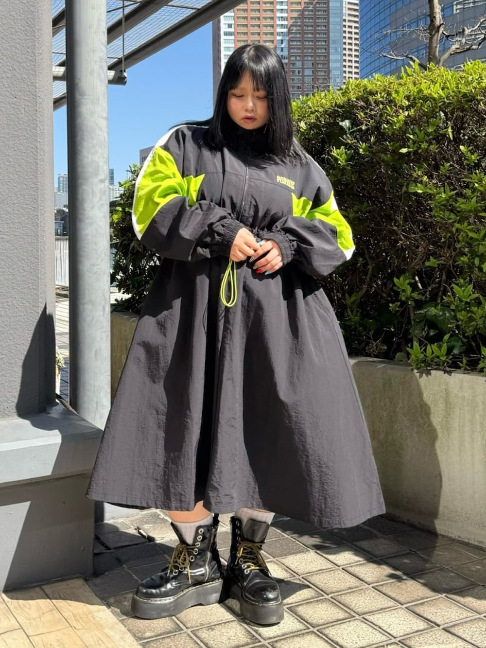 ブラック系のワンピースを着用したレディースの春コーディネートの2枚目の写真