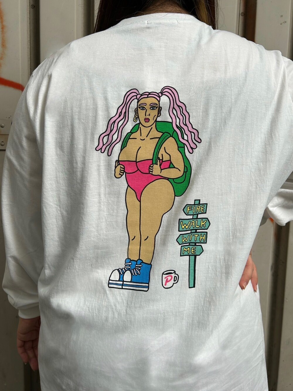 ブラック系のダウンベスト、ブラック系のデニムパンツ、ホワイト系のTシャツ/カットソーを着用したレディースの秋コーディネートの4枚目の写真