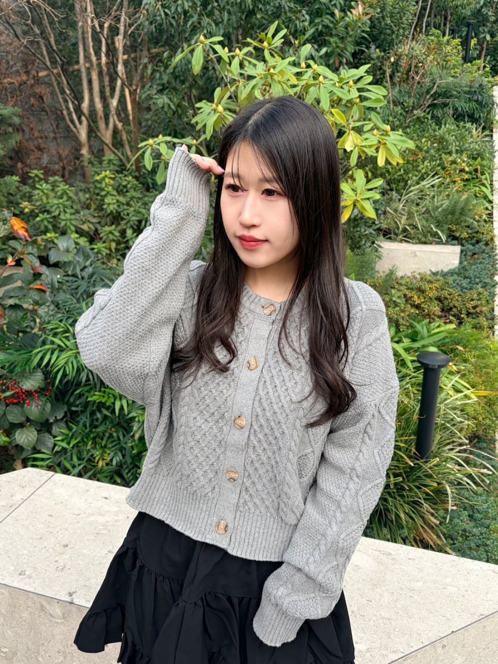 ブラック系のスカート、グレー系のカーディガン/ボレロを着用したレディースの冬コーディネートの4枚目の写真