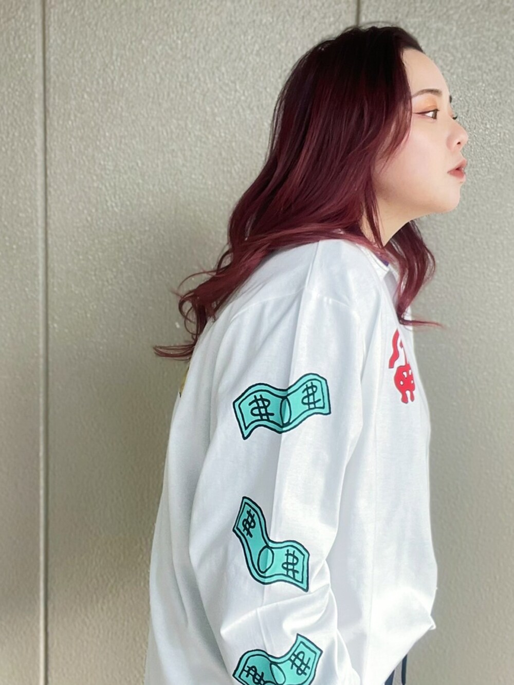 ホワイト系のTシャツ/カットソー、ブラック系のスウェットパンツを着用したレディースの冬コーディネートの2枚目の写真