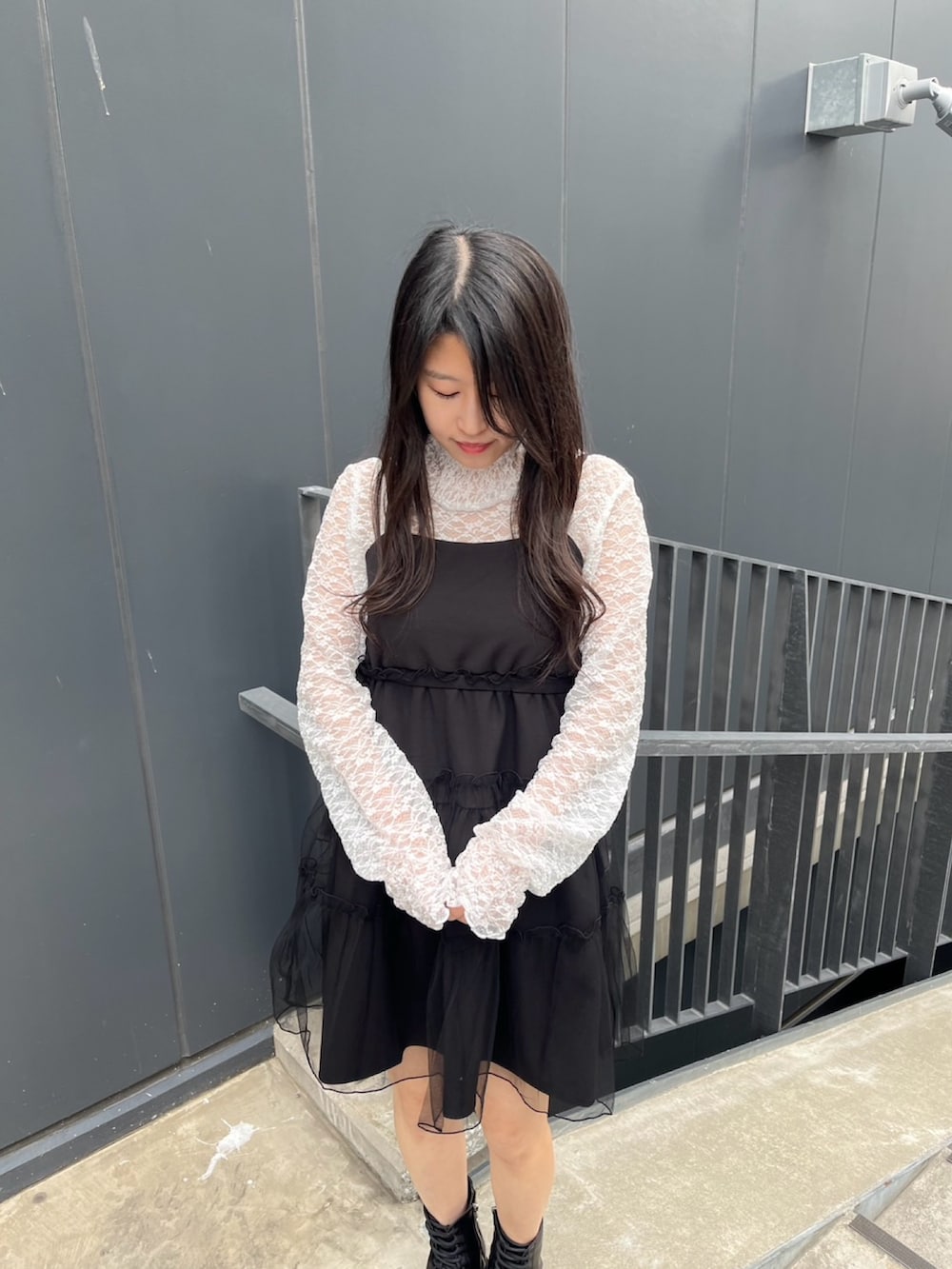 ブラック系のワンピース、ホワイト系のTシャツ/カットソーを着用したレディースの春コーディネートの6枚目の写真