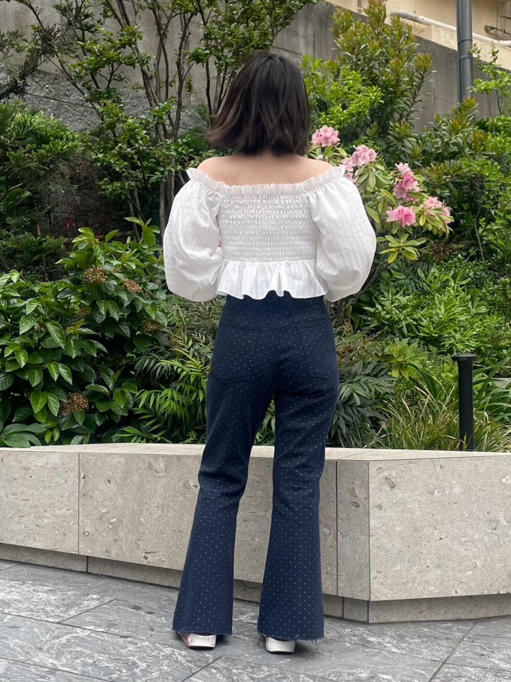 ブルー系のデニムパンツ、ホワイト系のシャツ/ブラウスを着用したレディースの春コーディネートの4枚目の写真