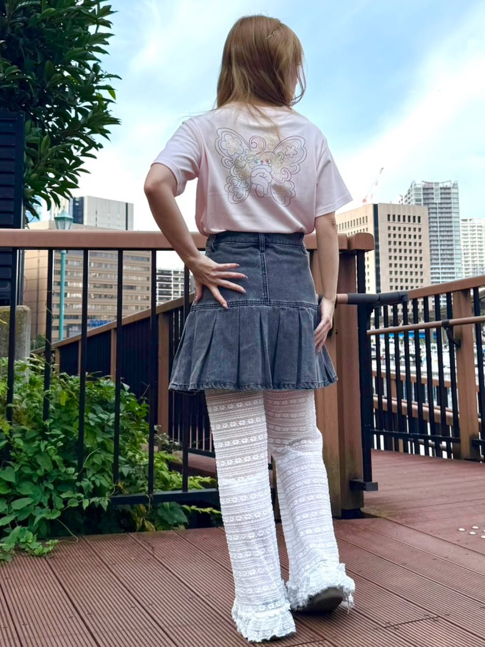 ブルー系のデニムスカート、ホワイト系のその他パンツ、ピンク系のTシャツ/カットソーを着用したレディースの夏コーディネートの5枚目の写真
