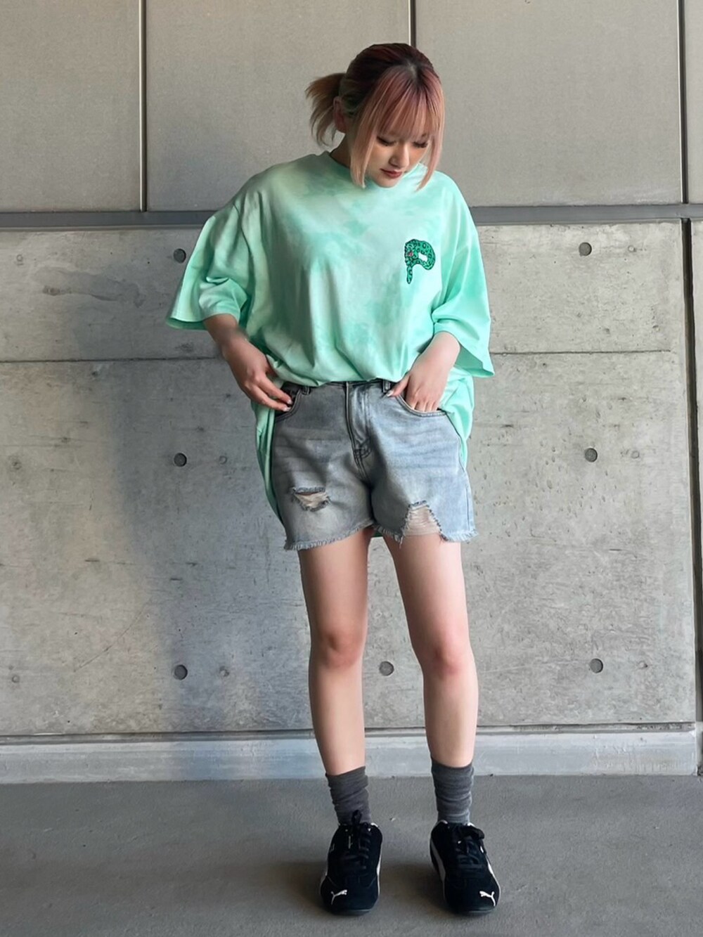 グリーン系のTシャツ/カットソー、ブルー系のデニムパンツを着用したレディースの夏コーディネートの3枚目の写真