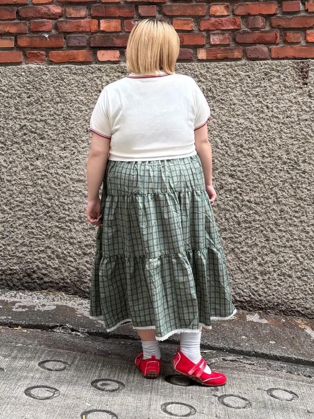 ホワイト系のポロシャツ、グリーン系のワンピースを着用したレディースの夏コーディネートの5枚目の写真