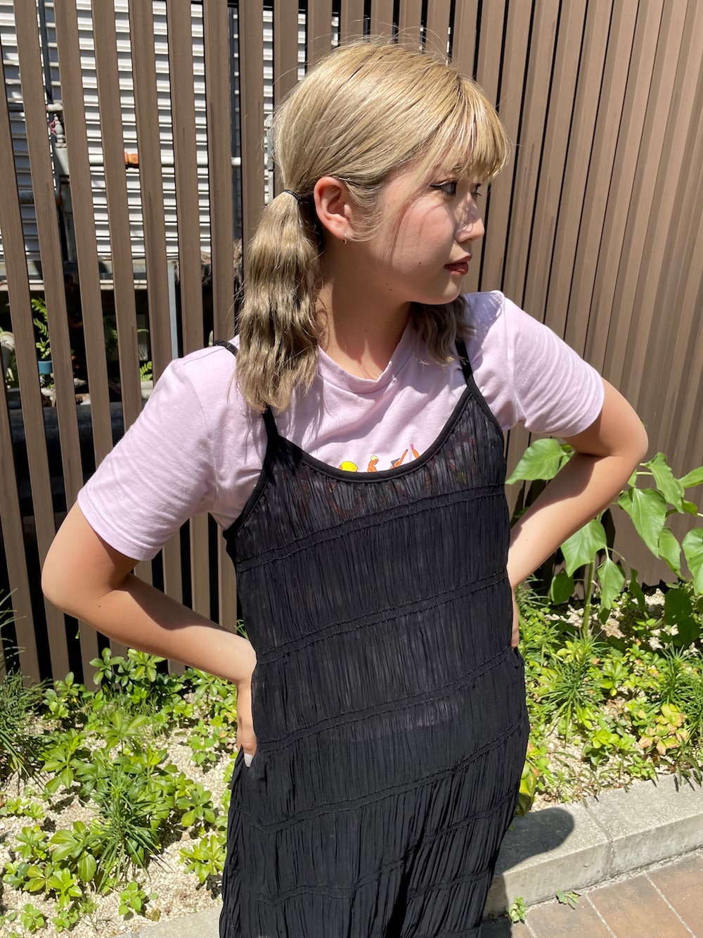 パープル系のTシャツ/カットソー、ブラック系のワンピース、ホワイト系のトートバッグを着用したレディースの夏コーディネートの2枚目の写真