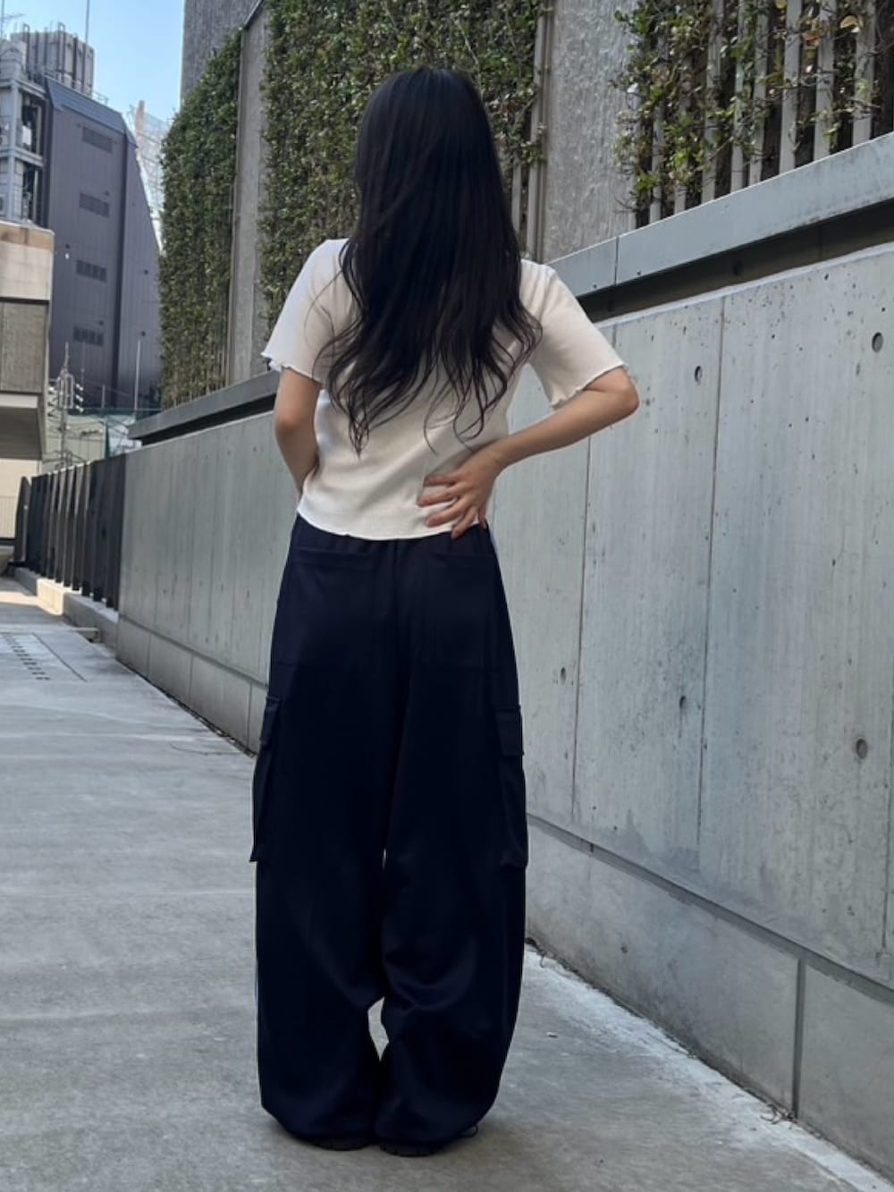 ブルー系のカーゴパンツ、ホワイト系のTシャツ/カットソーを着用したレディースの春コーディネートの5枚目の写真