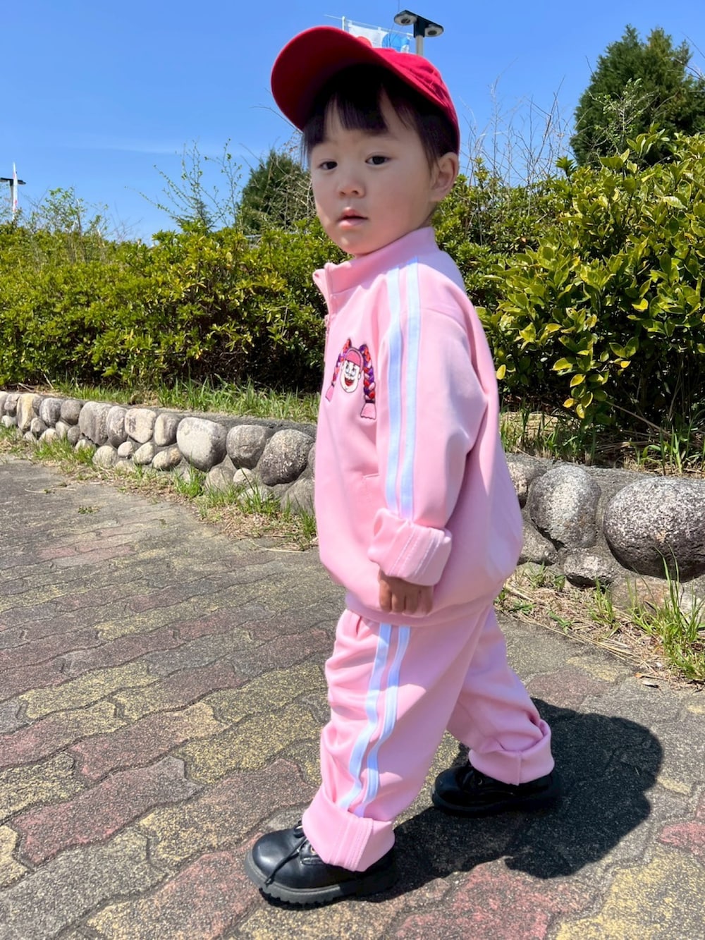 ピンク系のジャージ、ピンク系のその他パンツを着用したレディースの春コーディネートの3枚目の写真