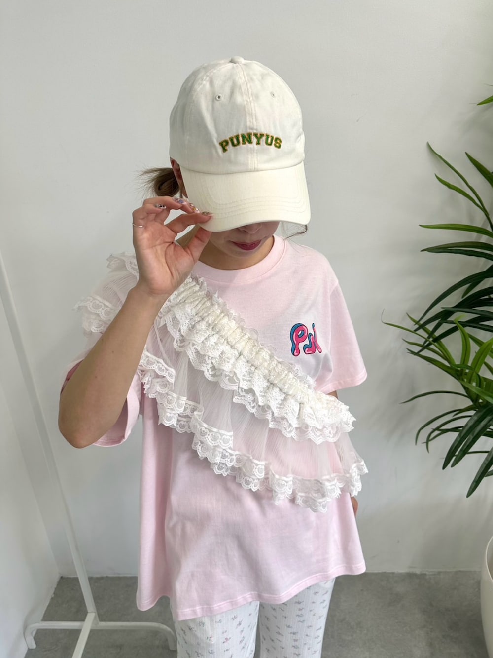 ピンク系のTシャツ/カットソー、ホワイト系のスカート、ホワイト系のその他パンツを着用したレディースの夏コーディネートの6枚目の写真