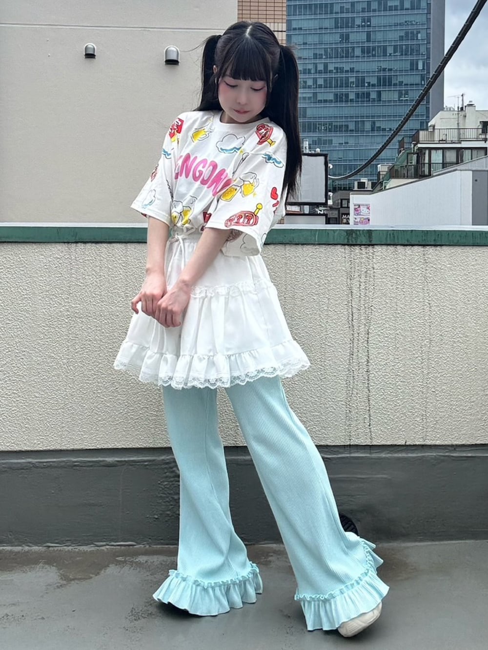 ブルー系のその他パンツ、ホワイト系のスカート、ホワイト系のTシャツ/カットソーを着用したレディースの春コーディネートの2枚目の写真