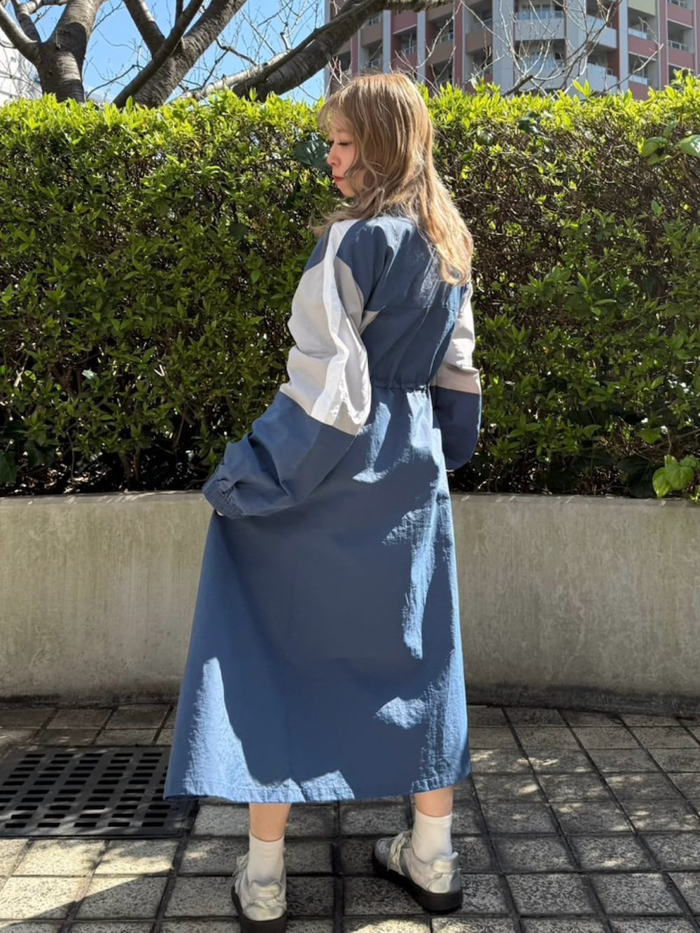 ブルー系のワンピースを着用したレディースの春コーディネートの3枚目の写真