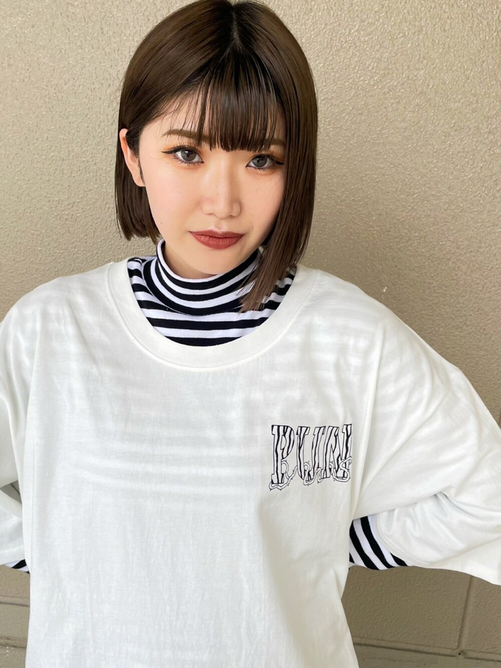 ホワイト系のTシャツ/カットソー、ホワイト系のTシャツ/カットソーを着用したレディースの春コーディネートの3枚目の写真
