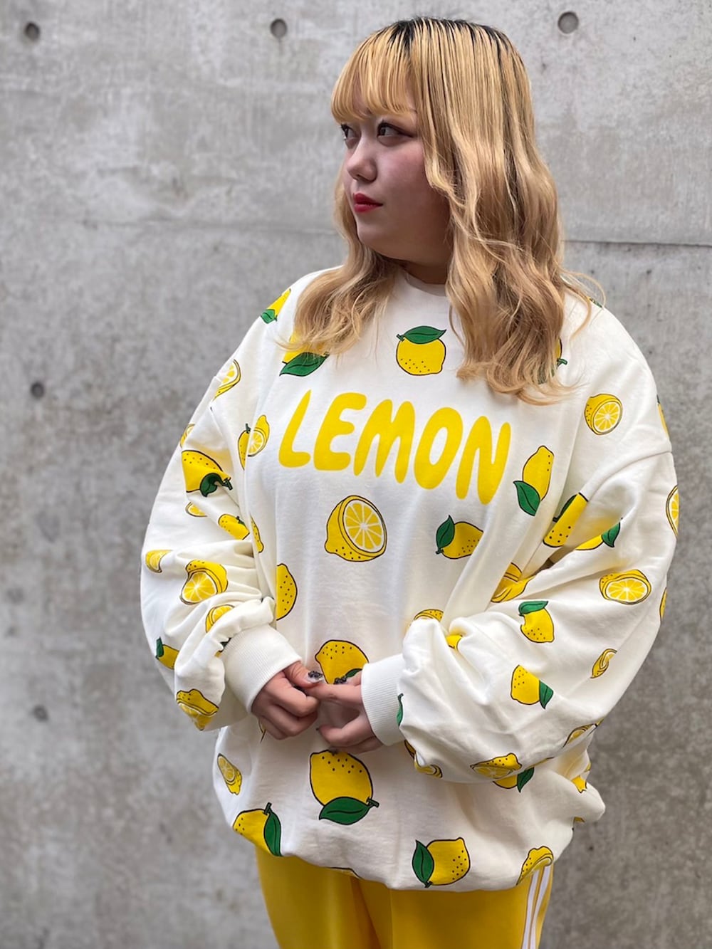 イエロー系のスウェット、イエロー系のその他パンツを着用したレディースの春コーディネートの2枚目の写真